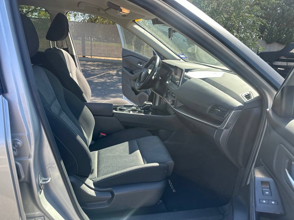 Used 2025 Nissan Rogue SV AWD/4WD image 10