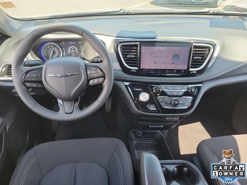 Used 2024 Chrysler Pacifica Touring FWD image 9