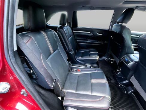 Used 2019 Toyota Highlander SE w/ Nightshade Edition AWD/4WD image 19