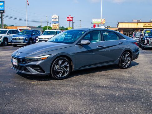 Used 2024 Hyundai Elantra Limited FWD image 3