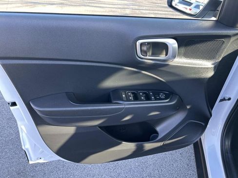 Used 2023 Hyundai Venue SEL image 21