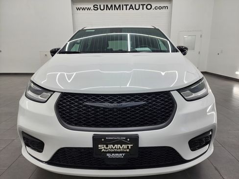 Used 2024 Chrysler Pacifica Limited image 24