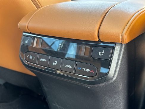 Used 2025 Toyota Highlander Platinum image 28