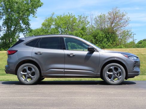Used 2023 Ford Escape ST-Line w/ Tech Pack #1 AWD/4WD image 2