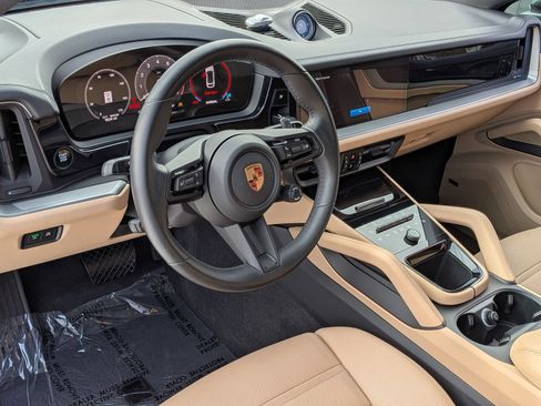 Certified 2025 Porsche Cayenne Coupe image 4