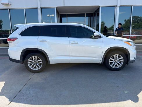 Used 2016 Toyota Highlander LE FWD image 4