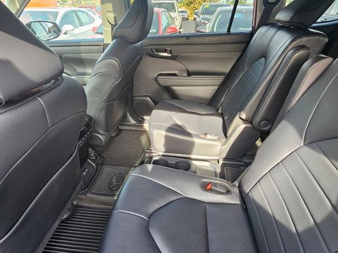 Used 2024 Toyota Highlander XLE image 8