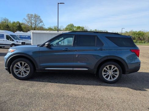 Used 2020 Ford Explorer XLT w/ Equipment Group 202A AWD/4WD image 8