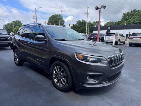 Used 2019 Jeep Cherokee Latitude Plus w/ Comfort/Convenience Group FWD image 7