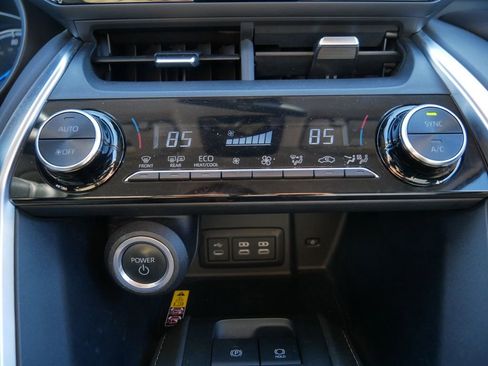 Used 2024 Toyota Venza LE AWD/4WD image 27