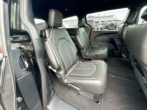 Used 2026 Chrysler Pacifica Select image 32