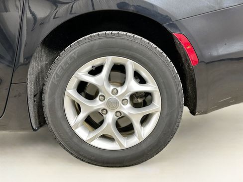 Used 2020 Chrysler Pacifica Touring-L Plus w/ Tire & Wheel Group image 40