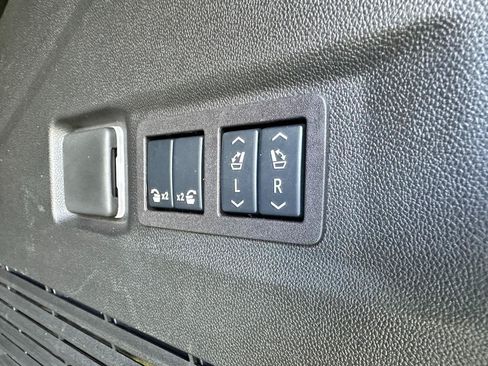 Used 2024 GMC Yukon AT4 w/ Technology Package AWD/4WD image 40