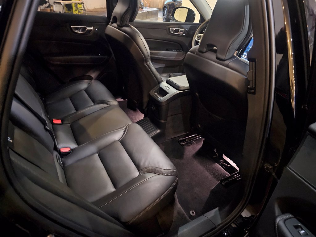 Certified 2024 Volvo XC60 T8 Ultimate w/ Protection Package Premier AWD/4WD image 8