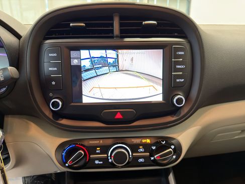 Used 2025 Kia Soul LX FWD image 11