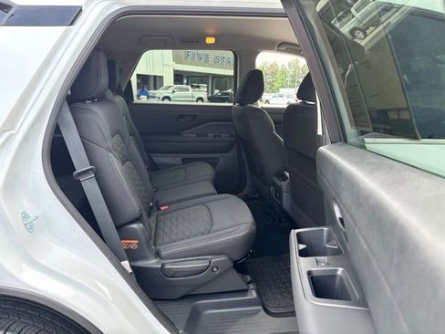 Used 2025 Nissan Pathfinder SV FWD image 22