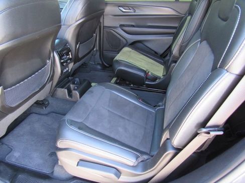 Used 2024 Jeep Grand Cherokee L Altitude image 17