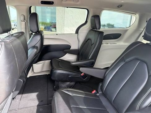 Certified 2024 Chrysler Pacifica Touring-L FWD image 5