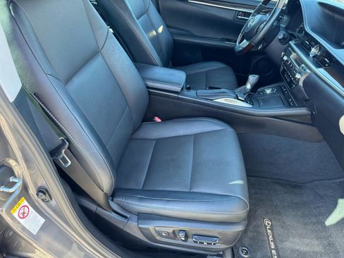 Used 2017 Lexus ES 350 w/ Navigation System Package image 34