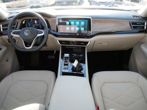 Certified 2025 Volkswagen Atlas SE w/ Black Wheel Package image 10