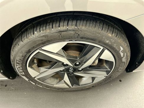 Used 2023 Hyundai Elantra Limited w/ Preferred Accessory Package image 8