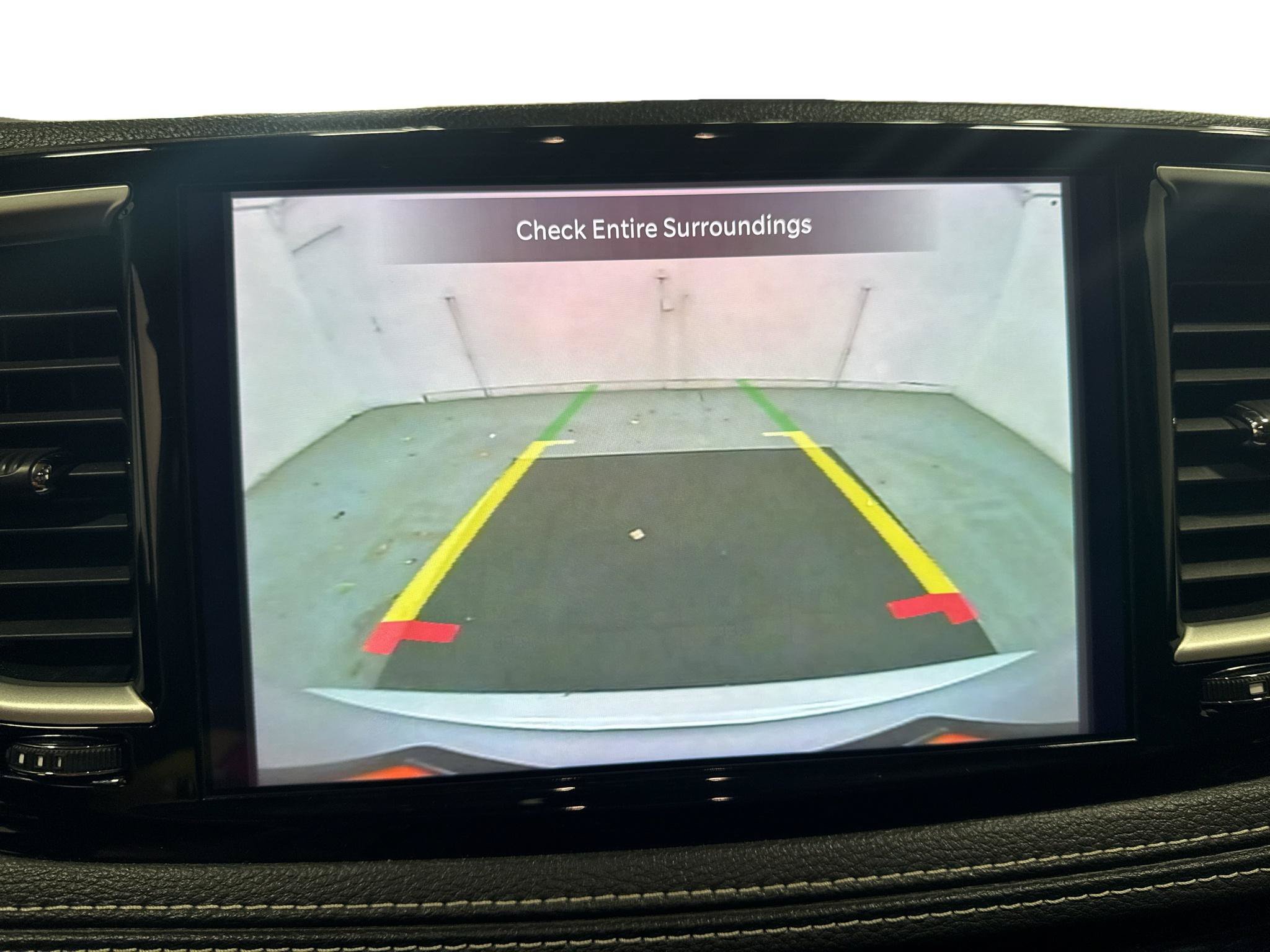Used 2024 Chrysler Pacifica Limited FWD image 18