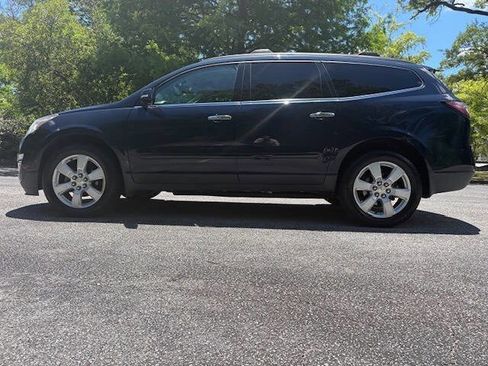 Used 2017 Chevrolet Traverse LT w/ Style and Technology Package FWD image 8