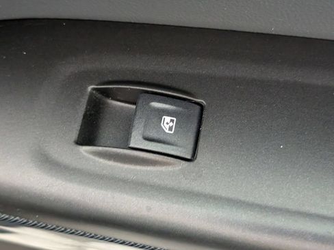 Used 2018 Chevrolet Colorado Z71 AWD/4WD image 33