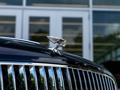 Certified 2024 Bentley Flying Spur V8 image 13