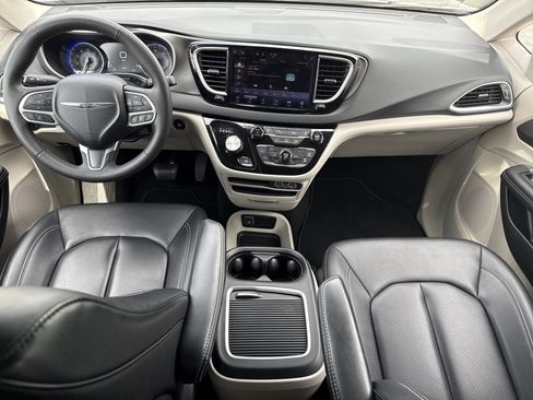 Used 2024 Chrysler Pacifica Touring-L FWD image 21