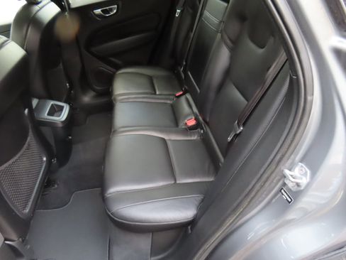 Used 2019 Volvo XC60 T6 Momentum w/ Premium Package image 10