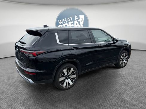 Used 2025 Mitsubishi Outlander SE FWD image 3