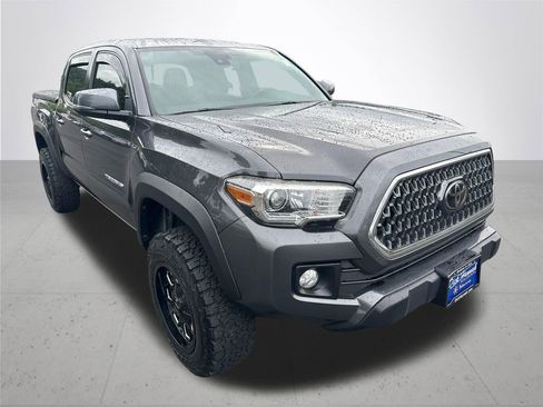 Used 2019 Toyota Tacoma TRD Off-Road w/ TRD Premium Off Road Package AWD/4WD image 4