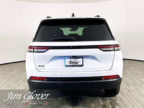 New 2025 Jeep Grand Cherokee Altitude image 8