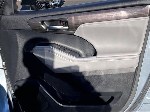Used 2021 Toyota Highlander Limited image 24