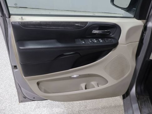 Used 2016 Dodge Grand Caravan SXT FWD image 12