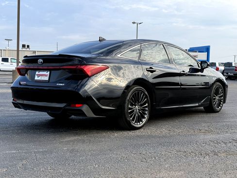 Used 2021 Toyota Avalon XSE image 3