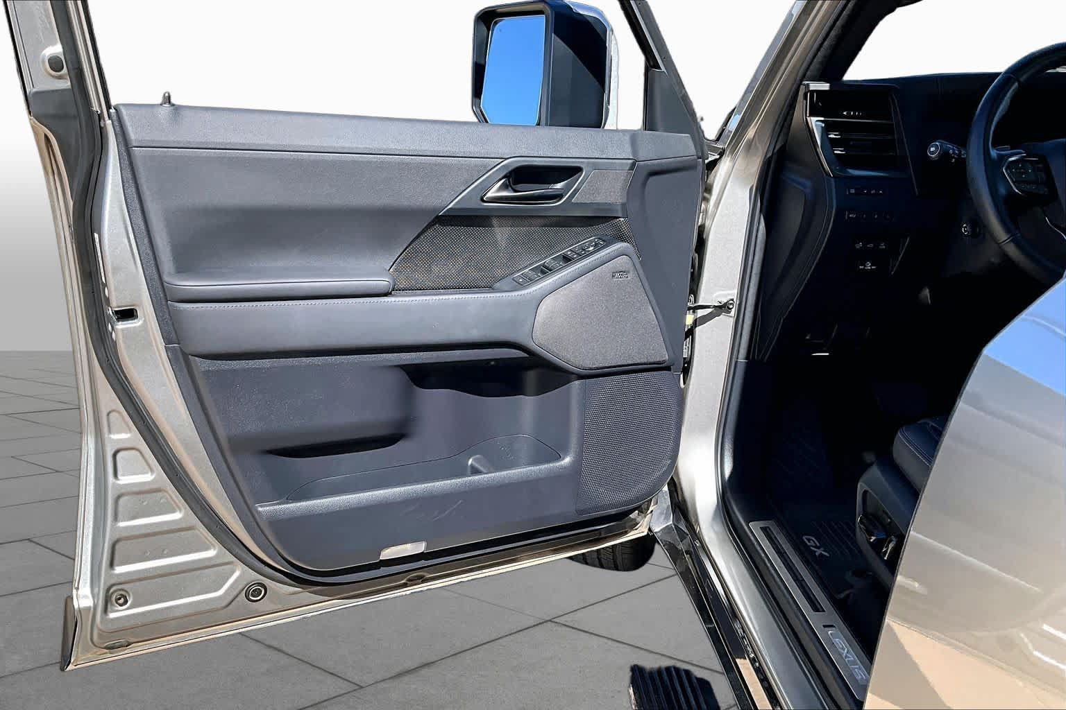 Used 2025 Lexus GX 550 w/ Accessory Package (2T) AWD/4WD image 51