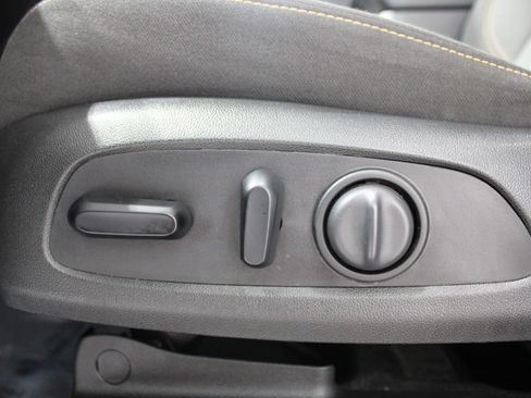 Used 2021 Chevrolet Traverse LT FWD image 46