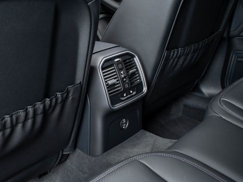 Certified 2026 Porsche Macan AWD/4WD image 41