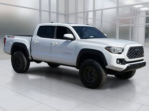 Used 2016 Toyota Tacoma TRD Off-Road w/ Premium & Technology Package image 8