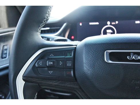 Used 2025 Jeep Grand Cherokee Limited w/ Luxury Tech Group II image 23