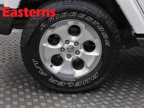 Used 2015 Jeep Wrangler Unlimited Sahara w/ Connectivity Group AWD/4WD image 30