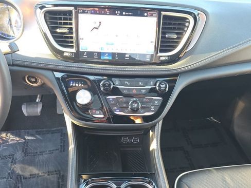 Used 2025 Chrysler Pacifica Limited FWD image 30