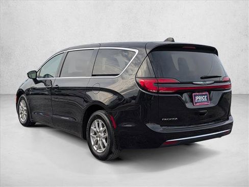 Used 2024 Chrysler Pacifica Touring-L image 8