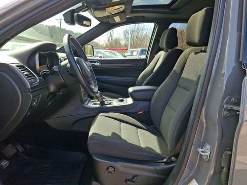 Used 2019 Jeep Grand Cherokee Laredo AWD/4WD image 13