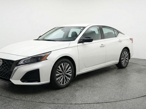 Used 2025 Nissan Altima 2.5 SV image 3