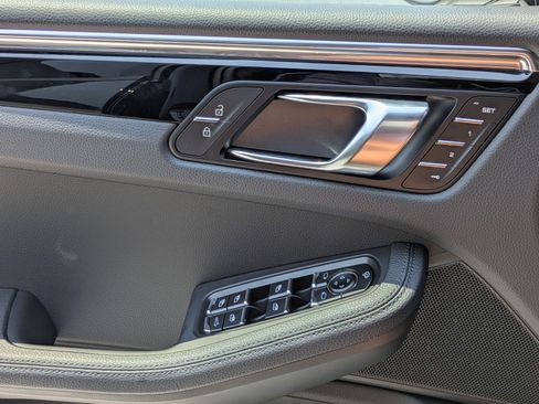 Certified 2025 Porsche Macan AWD/4WD image 13