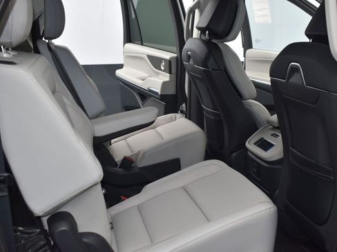 New 2025 Lincoln Navigator L Reserve image 15
