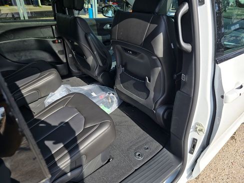 New 2026 Chrysler Pacifica Select image 33